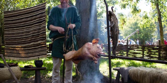 Archeon Culinair zwijn aan spit.jpg